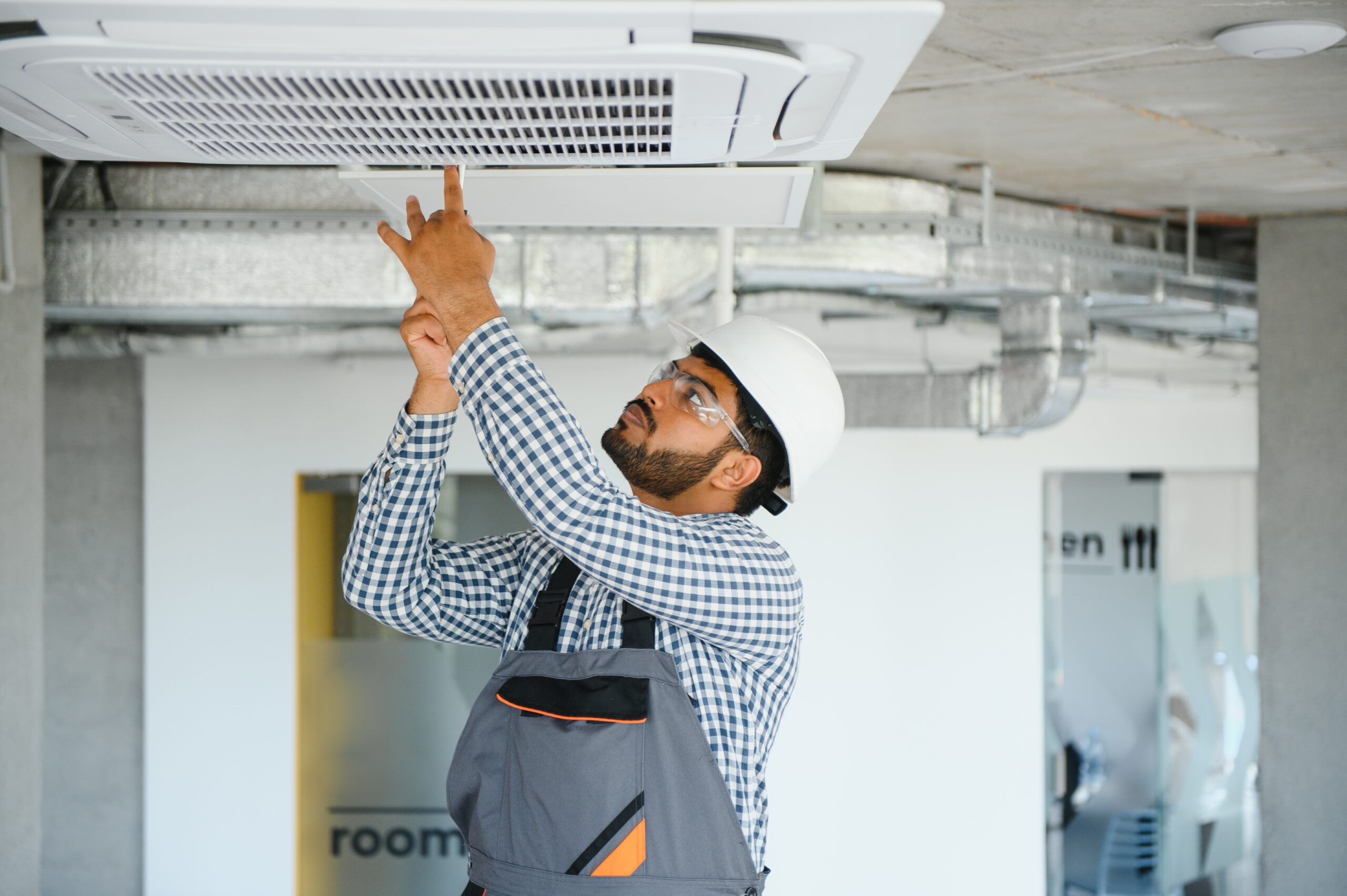 specialist repairs the air conditioner.